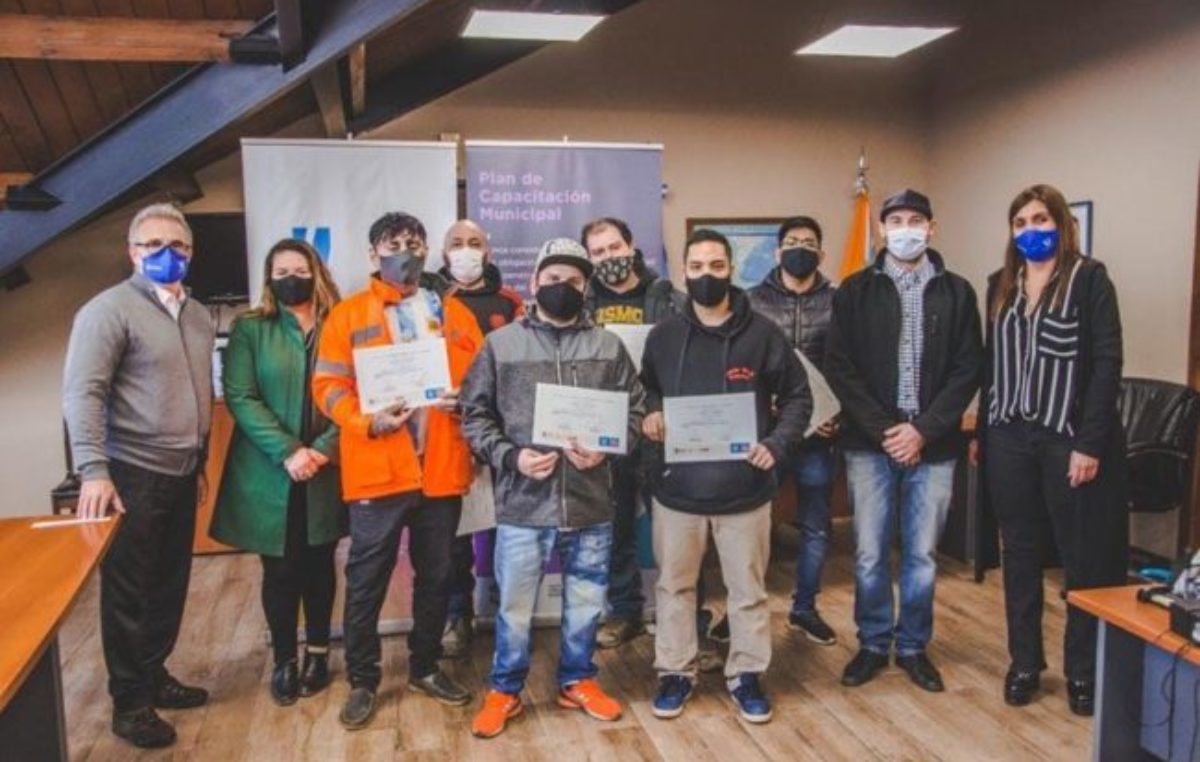 Entregaron certificados a municipales de Ushuaia que se capacitaron en el CENT N° 11