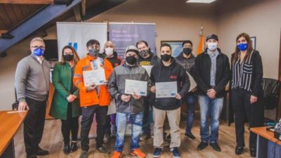 Entregaron certificados a municipales de Ushuaia que se capacitaron en el CENT N° 11