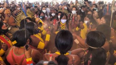 Miles de indígenas protestan en Brasilia a la espera de un fallo clave sobre sus tierras 