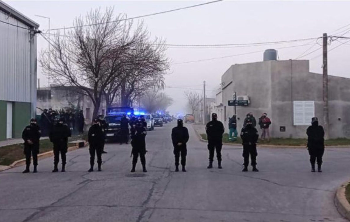 San Carlos: Impresionante despliegue policial para intimidar a los trabajadores municipales