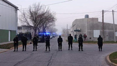San Carlos: Impresionante despliegue policial para intimidar a los trabajadores municipales