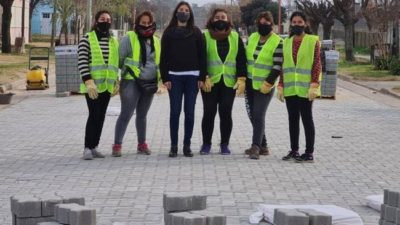 En Buchardo, un grupo de mujeres ejecutan las obras públicas del pueblo