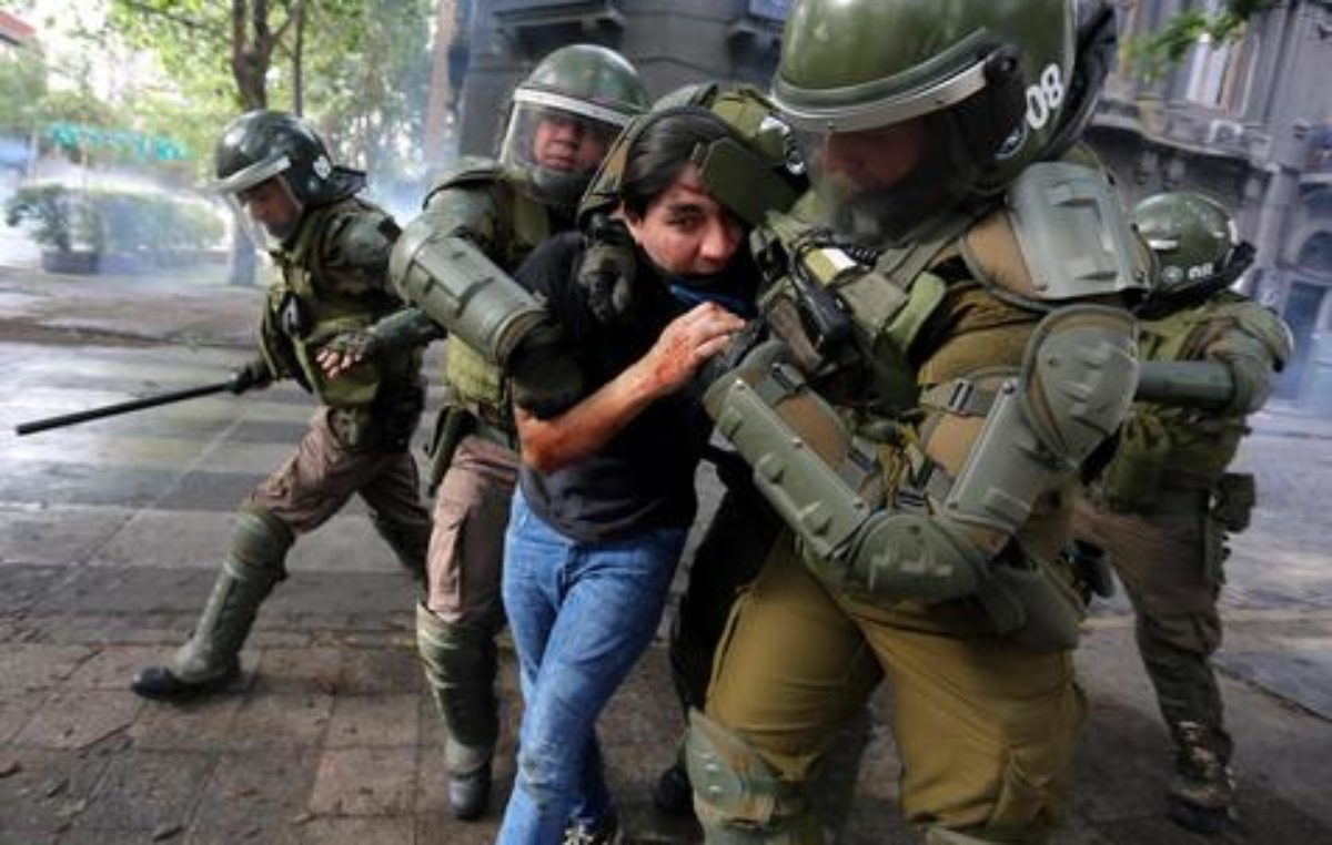 Chile: Proponen refundar Carabineros, la cuestionada fuerza policial acusada de abusos y excesos