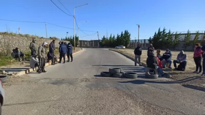 Municipales de Caleta Olivia cortan la Ruta 3: no dejan pasar camiones ni petroleros