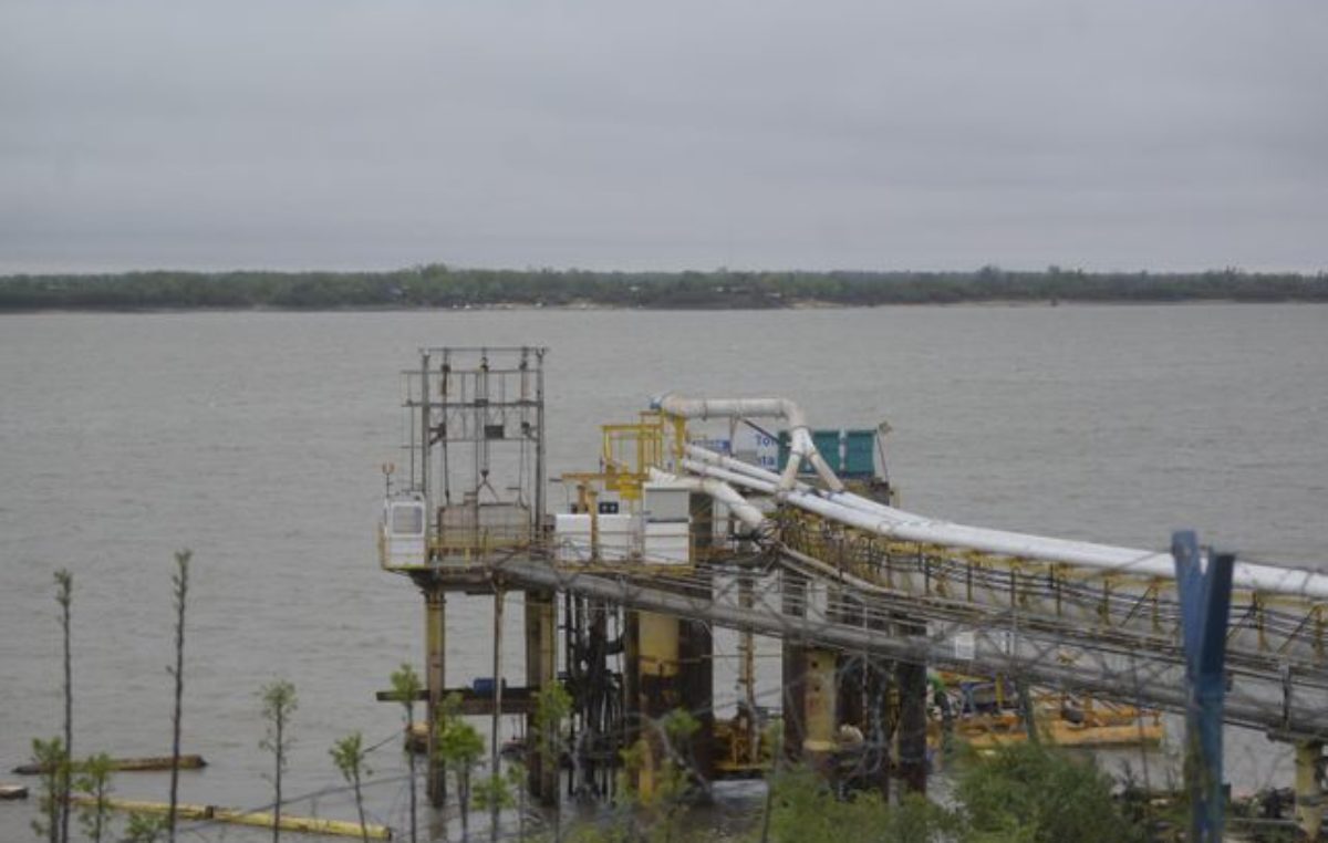 La increíble tarea de bucear a ciegas para que Rosario                              pueda tener agua potable