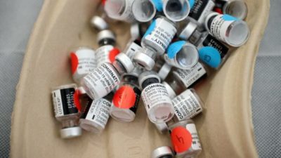 Los países ricos y los laboratorios donaron solamente el 14% de las vacunas anticovid prometidas