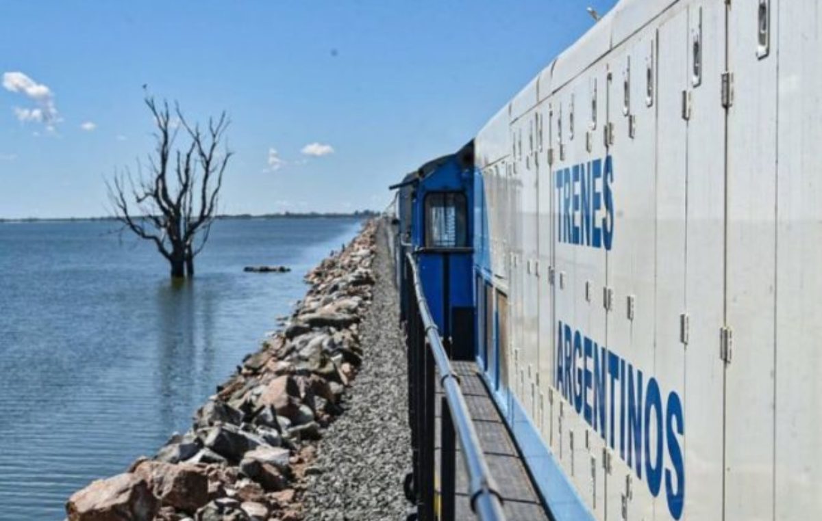 Un lunes de fiesta en el pueblo por el tren que pasa sobre el mar 