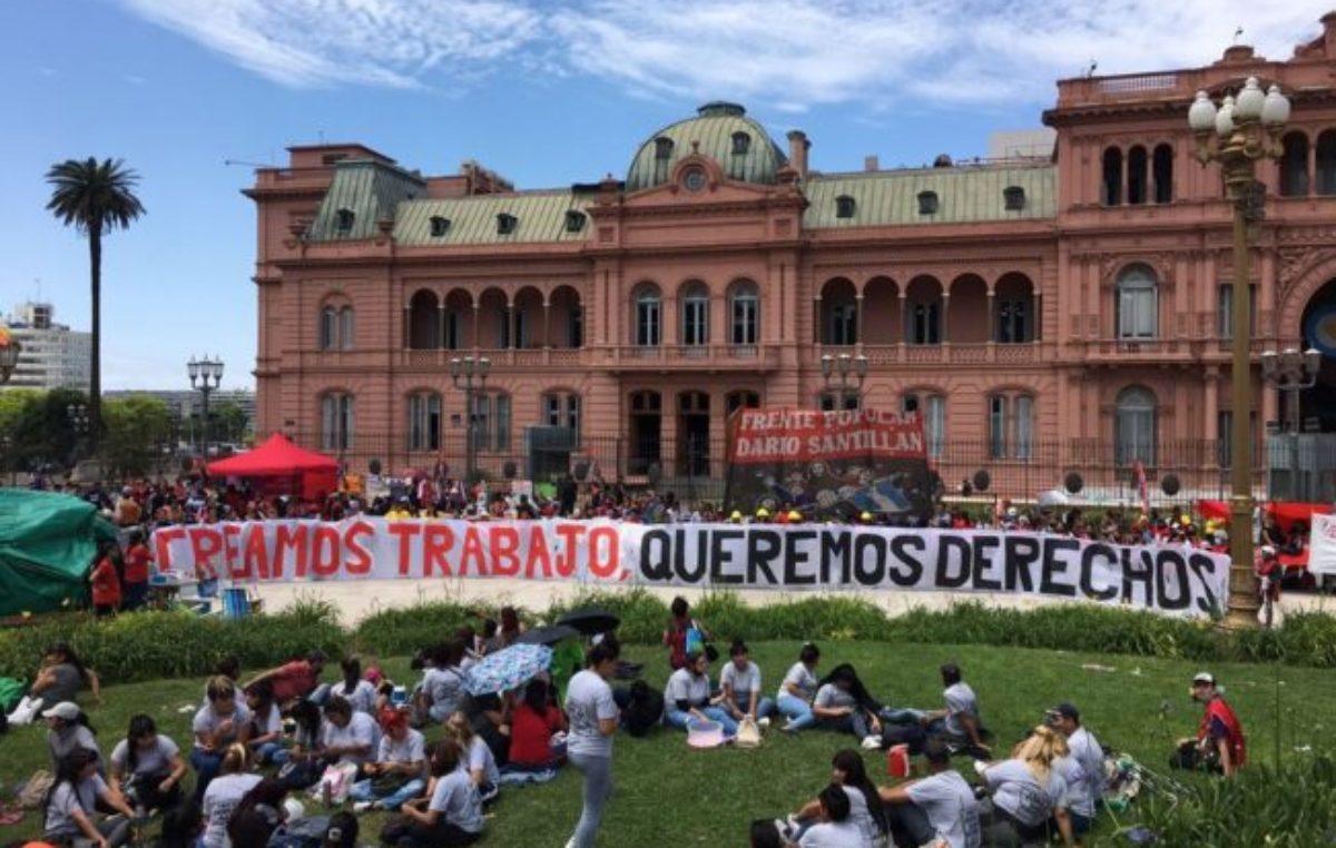 “Creamos trabajo, queremos derechos”, movimientos sociales exponen sus producciones en Plaza de Mayo