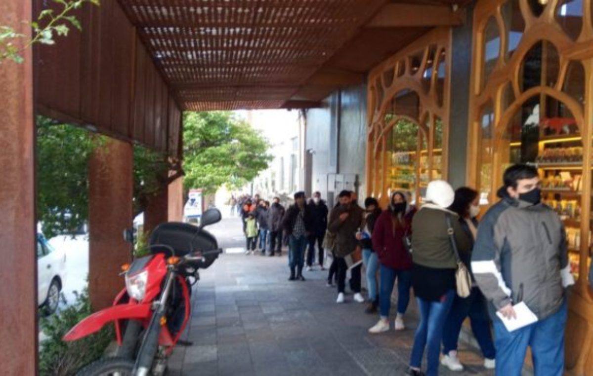 Bariloche: Larga fila de personas para postularse a puestos de trabajo en una chocolatería