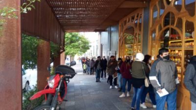 Bariloche: Larga fila de personas para postularse a puestos de trabajo en una chocolatería