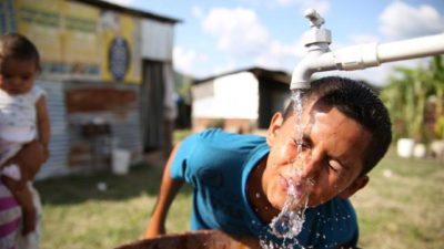 Firmaron dos convenios para proveer de agua potable a comunidades originarias