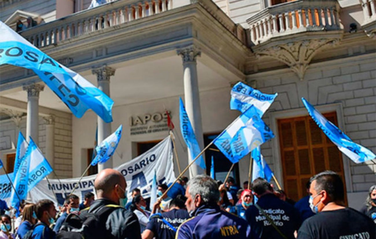 Municipales rosarinos se movilizaron a Iapos en reclamo por las malas prestaciones