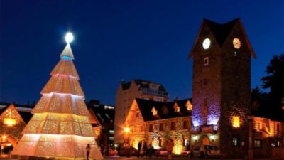 La Navidad en Bariloche comienza con shows musicales y el encendido del árbol gigante