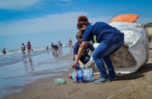 Los cartoneros concientizan sobre la importancia de la limpieza de las playas