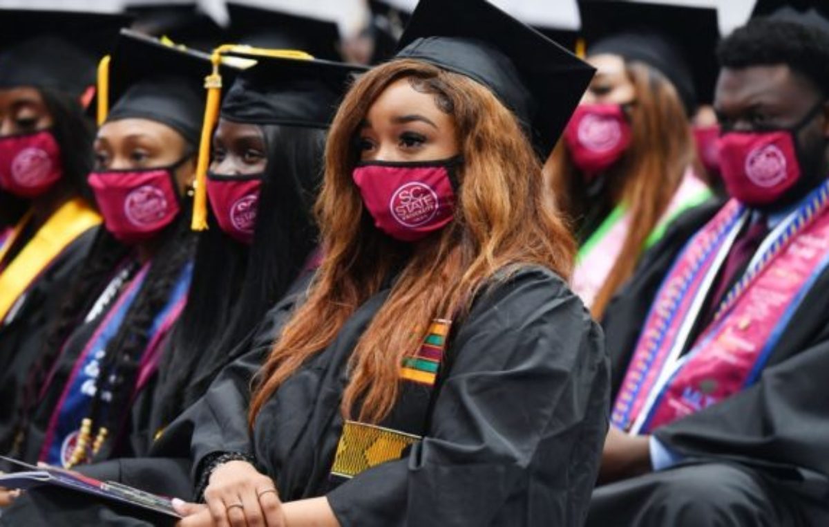 Las deudas de los universitarios estadounidenses generan debate en el Partido Demócrata