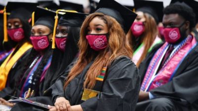 Las deudas de los universitarios estadounidenses generan debate en el Partido Demócrata