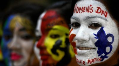 Las mujeres se manifiestan por sus derechos y no olvidan el conflicto en Ucrania