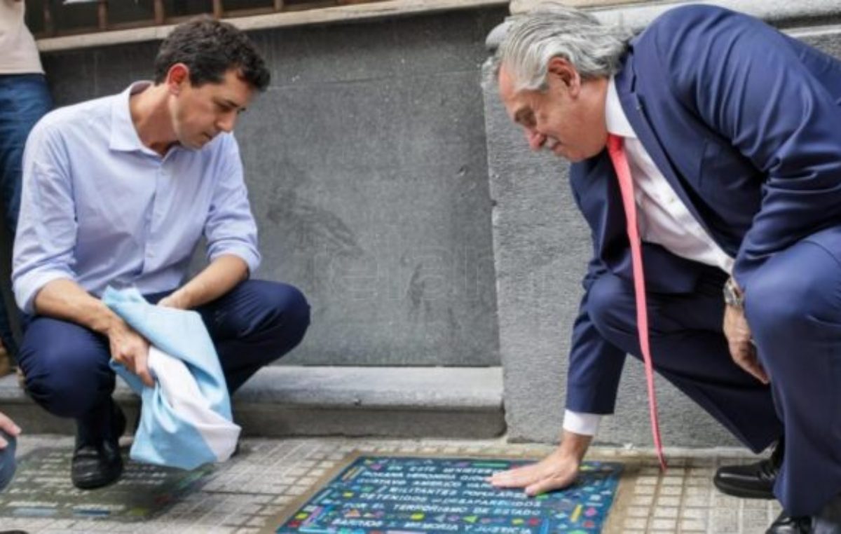 El Presidente y De Pedro descubrieron una baldosa en memoria de trabajadores detenidos desaparecidos