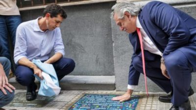 El Presidente y De Pedro descubrieron una baldosa en memoria de trabajadores detenidos desaparecidos