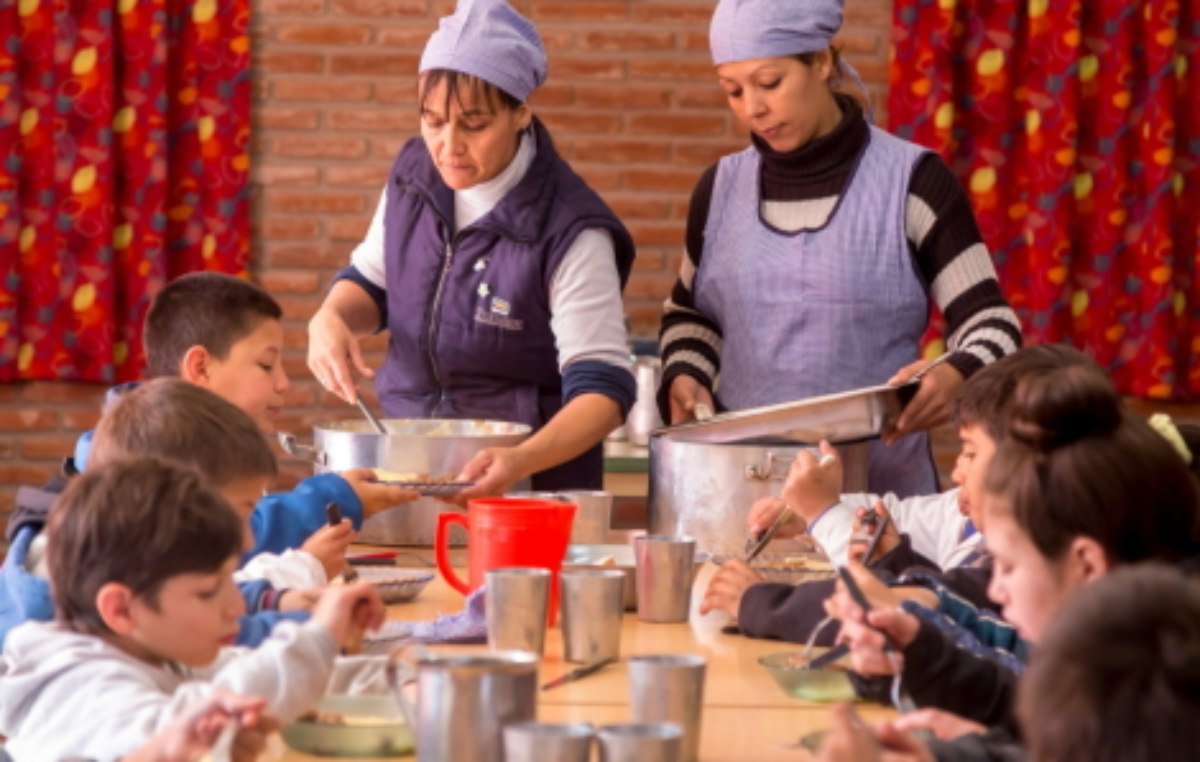 Jaqueados por la inflación, los comedores escolares en Santa Fe atienden cada vez más chicos