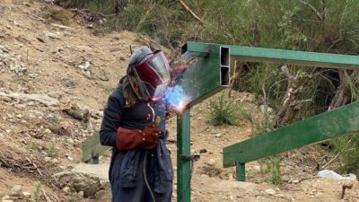 Bariloche: Mujeres herreras trabajan en un programa de mejoramiento de barrios