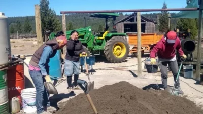 Neuquén: Con cemento y chicharrón, jóvenes mapuches construirán sus propias viviendas