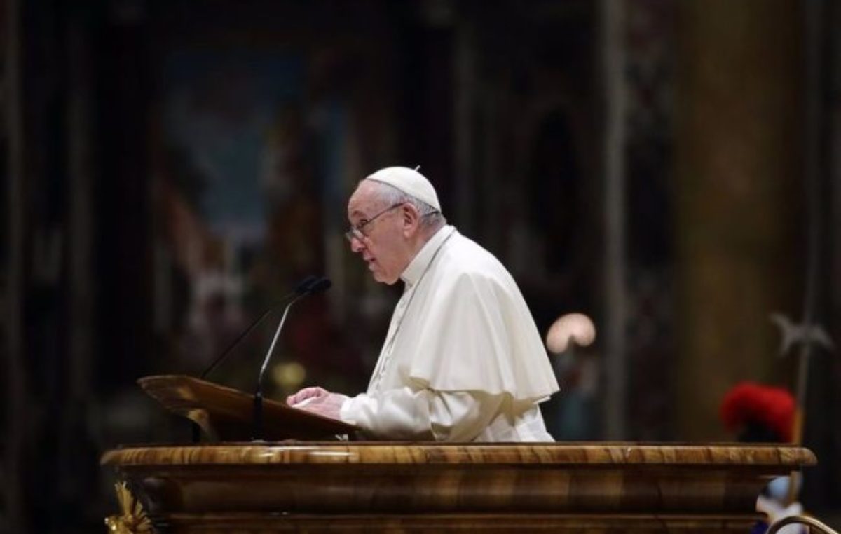 Papa Francisco: «La gente común paga sobre la propia piel la locura de la guerra»