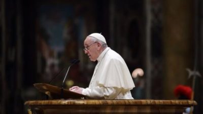Papa Francisco: «La gente común paga sobre la propia piel la locura de la guerra»