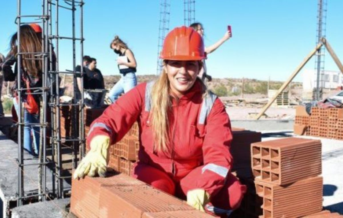 Mujeres neuquinas se capacitaron y ahora construyen sus propias viviendas