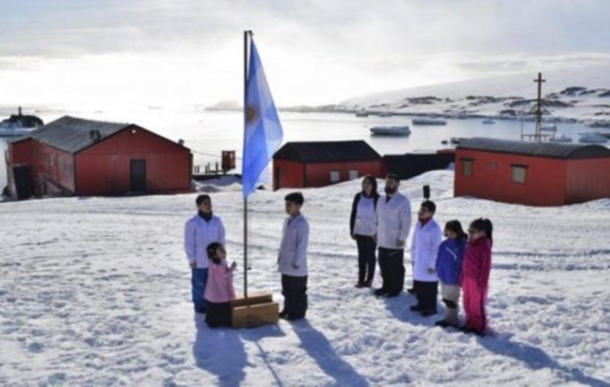 Con 15 alumnos, la única escuela de la Antártida reabrió sus puertas en la base Esperanza
