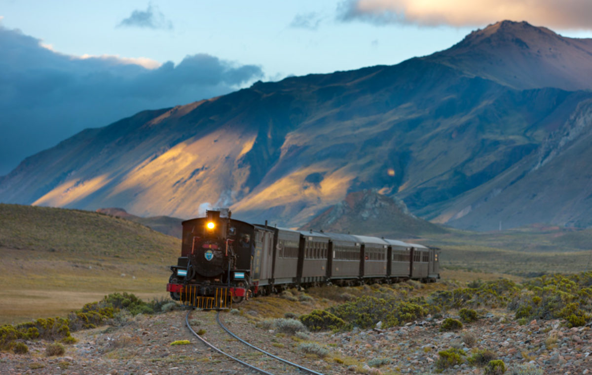 Recorrer la Patagonia en cuatro trenes, entre paisajes e historias increíbles
