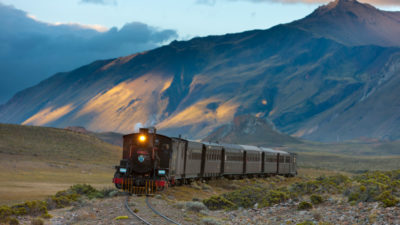 Recorrer la Patagonia en cuatro trenes, entre paisajes e historias increíbles