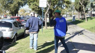 «No» a los cuidacoches y eliminar el impuesto al bache: las polémicas dormidas de Santa Fe