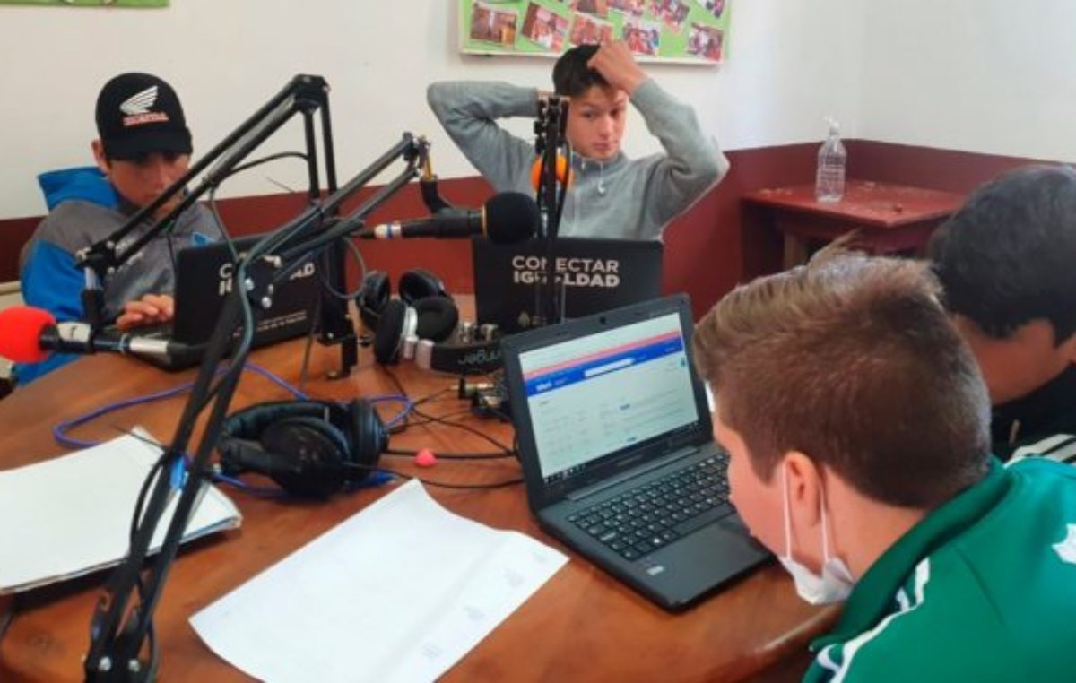 Misiones: La radio escolar comunitaria de estudiantes argentinos que transmiten desde la frontera