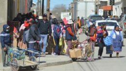 Por la devaluación, llegan desde Bolivia a La Quiaca a comprar de todo