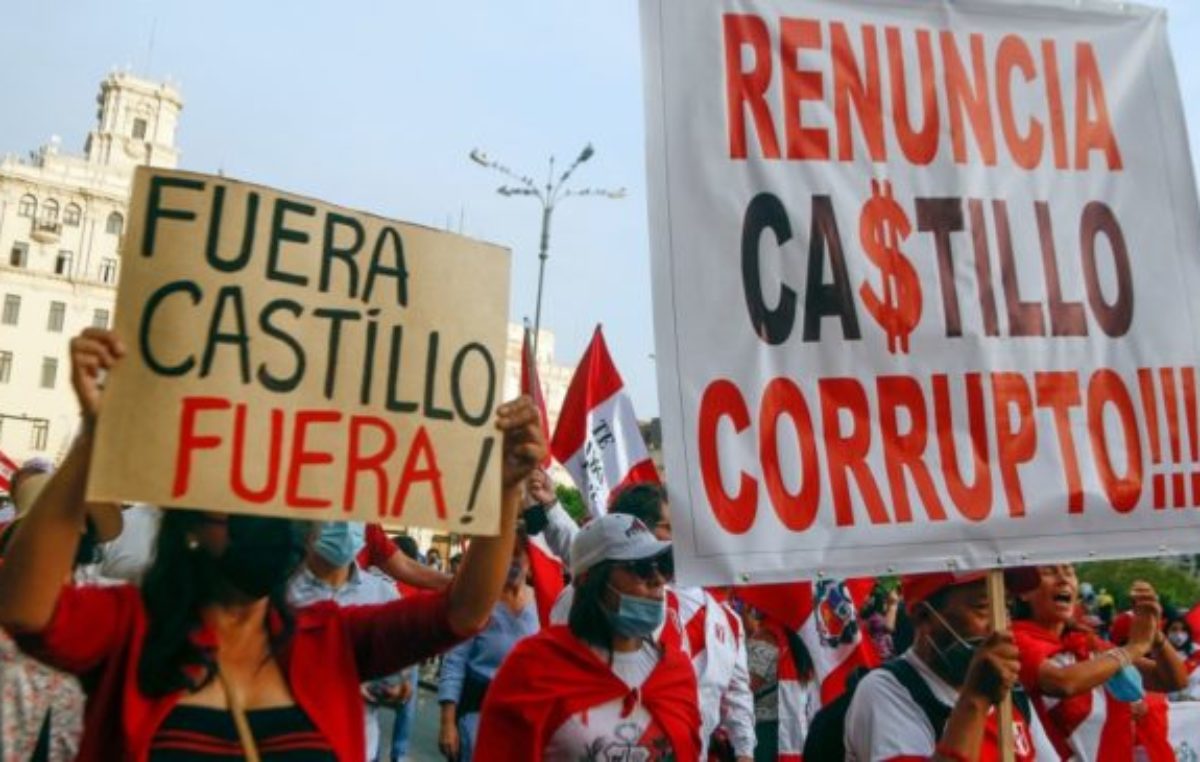 Perú: Castillo, sin partido y en riesgo de una acusación constitucional, se resiste a caer