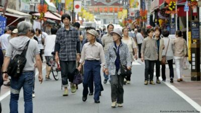 Japón dispone un aumento récord del salario mínimo por la inflación