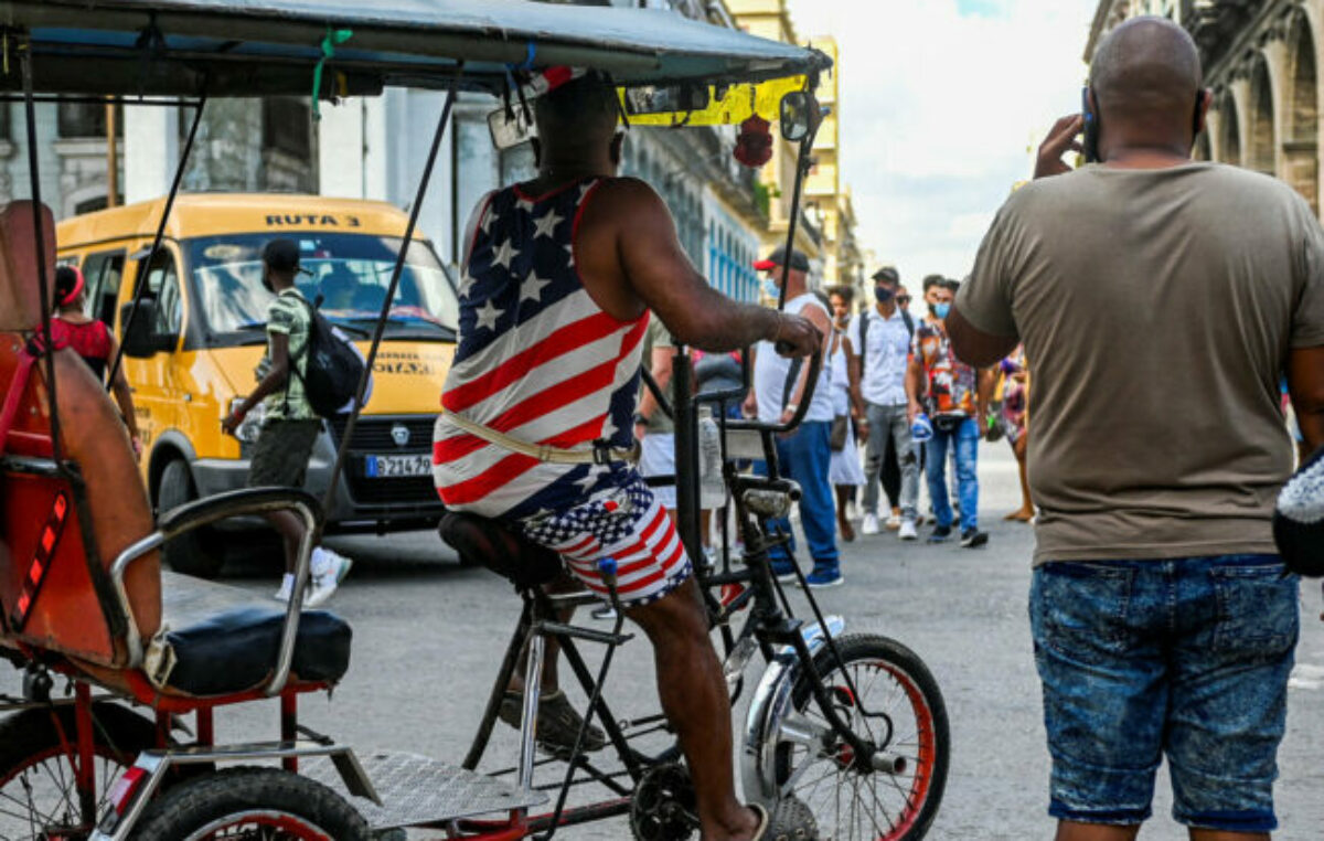 Cuba sale a comprar dólares al valor del mercado negro para captar divisas  