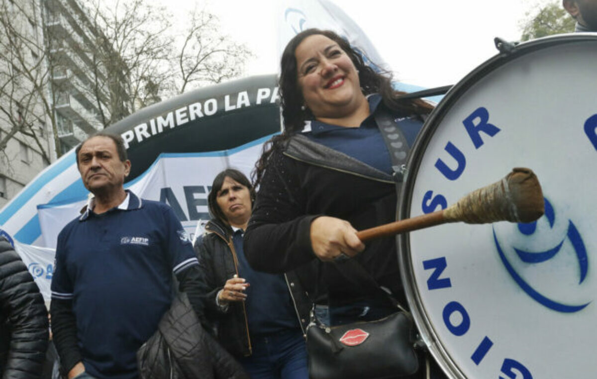 La marcha de la CGT, la CTA y los movimientos sociales, minuto a minuto