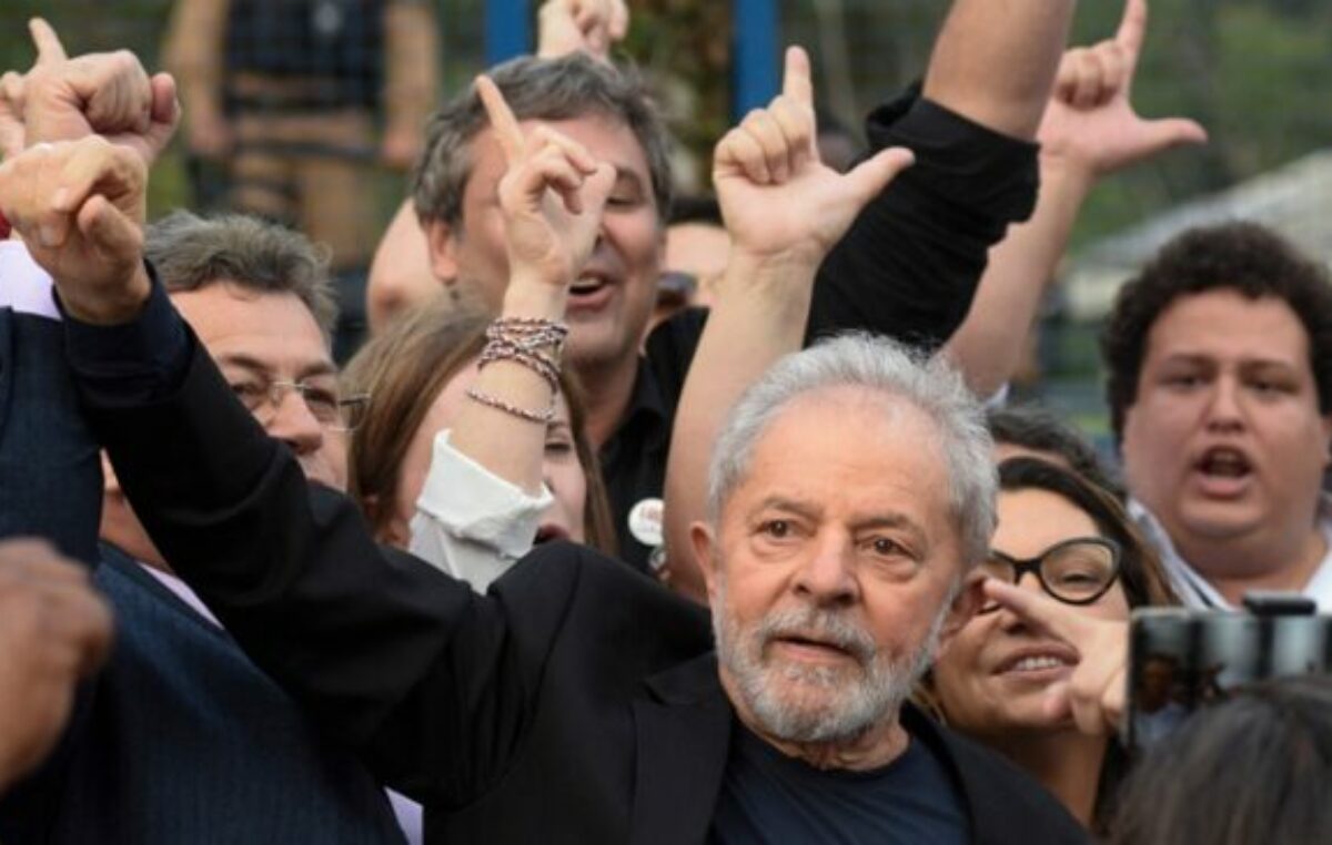 Lula prometió una baja de impuestos a los asalariados si gana en Brasil