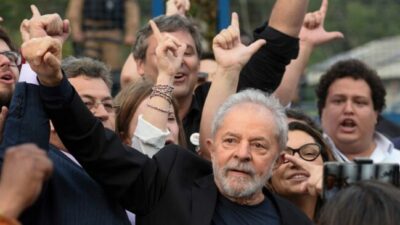 Lula prometió una baja de impuestos a los asalariados si gana en Brasil