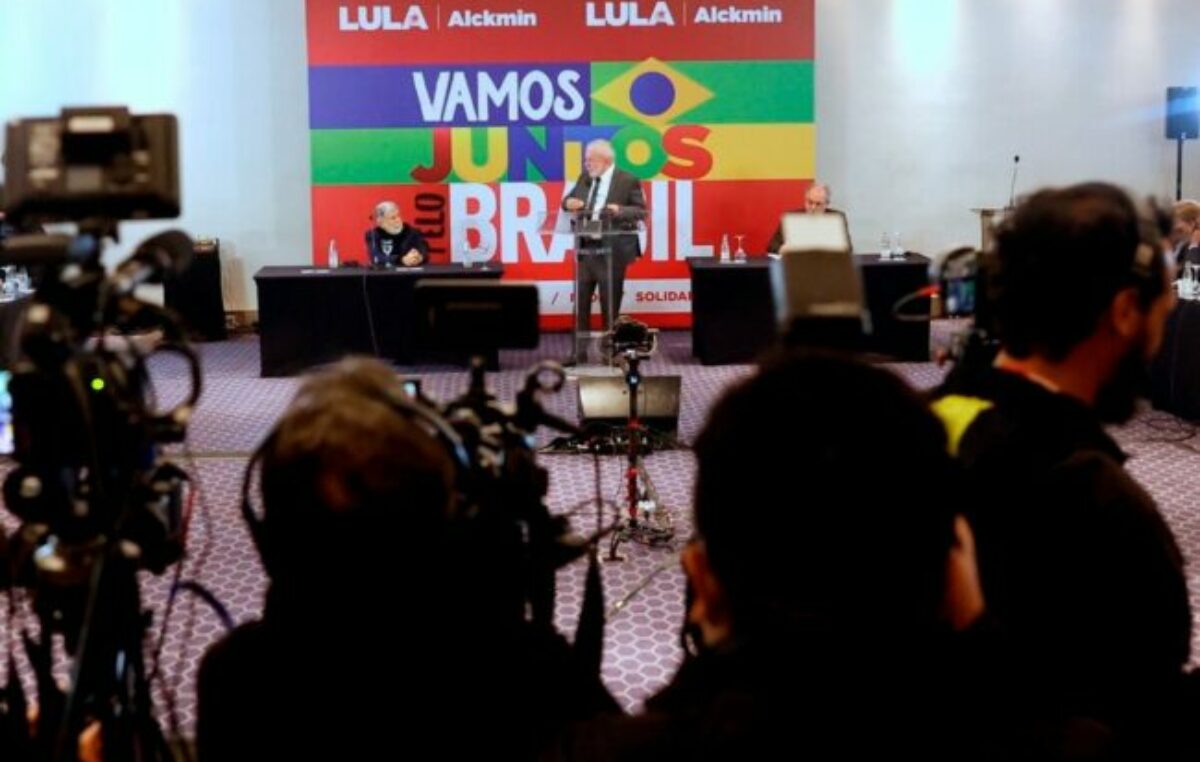 Lula denuncia el hambre y Bolsonaro destaca la ayuda a los pobres en campañas de televisión
