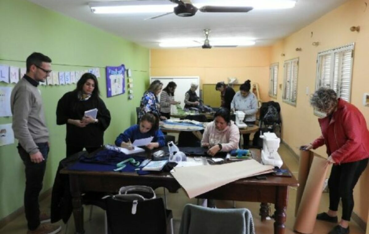 Cursos municipales: más de 50 mujeres aprenden costura en Freyre
