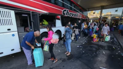 Los maleteros de la terminal de Santa Fe quieren erradicar la propina a favor de un salario digno