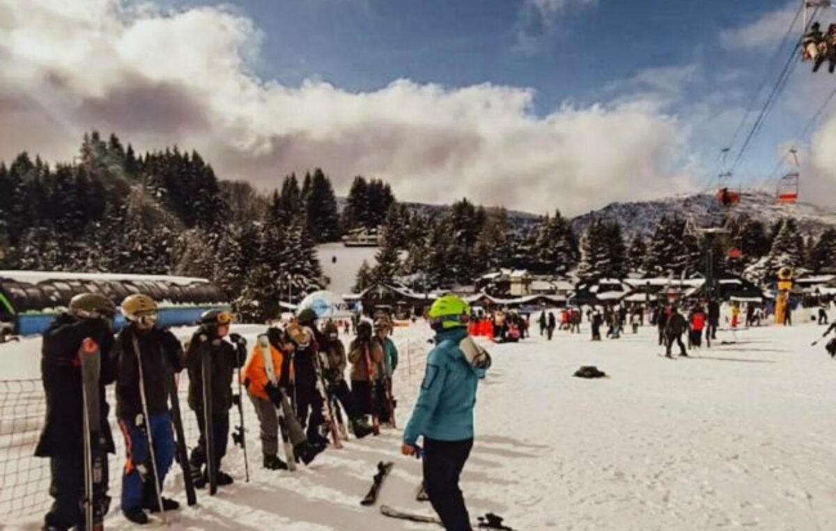 Después de tres años, el programa municipal de esquí social volvió al cerro Catedral