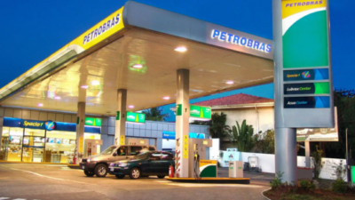Bolsonaro dice que Brasil tendrá deflación por la reducción del precio de los combustibles