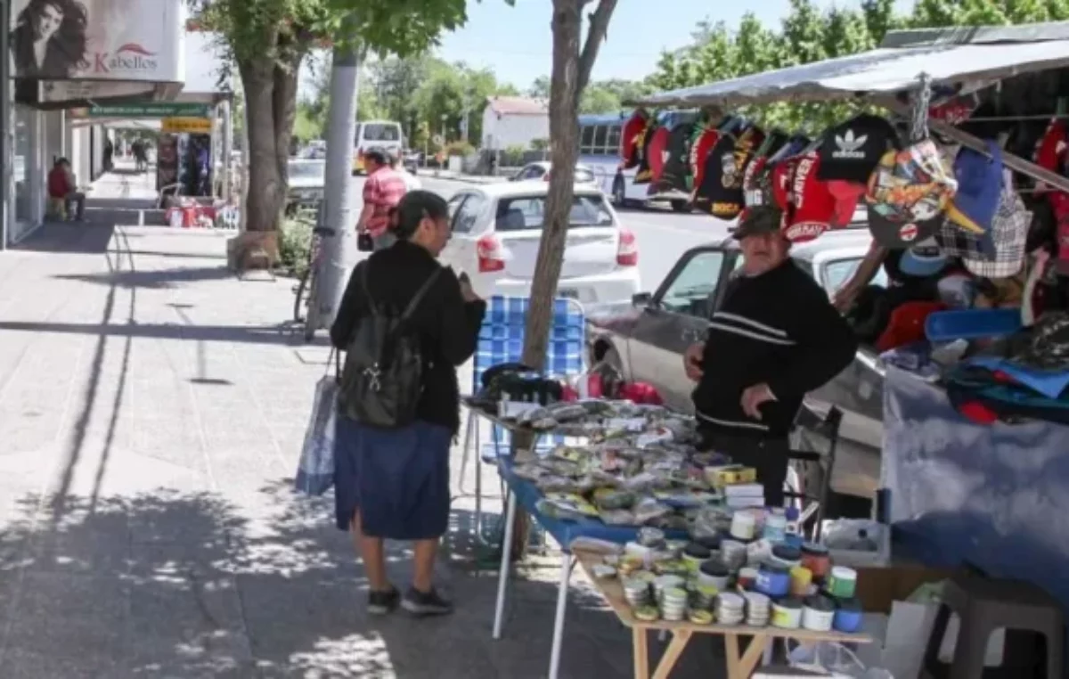 Crecieron los puestos de venta callejera en el bajo de Neuquén