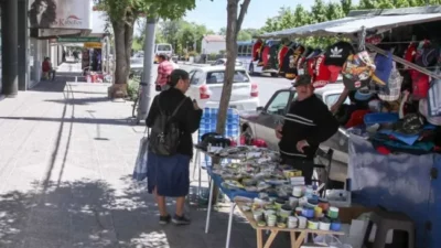 Crecieron los puestos de venta callejera en el bajo de Neuquén