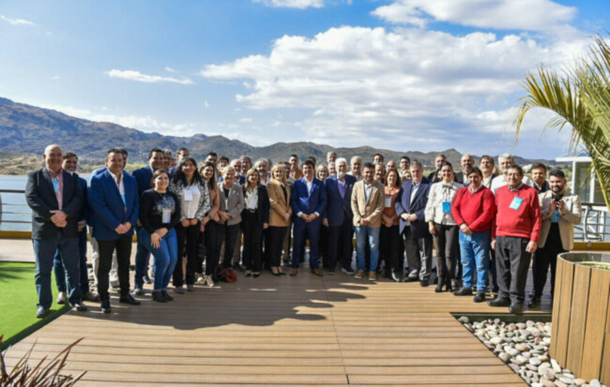 Fernando Espinoza encabezó el encuentro de la Federación Argentina de Municipios (FAM) 