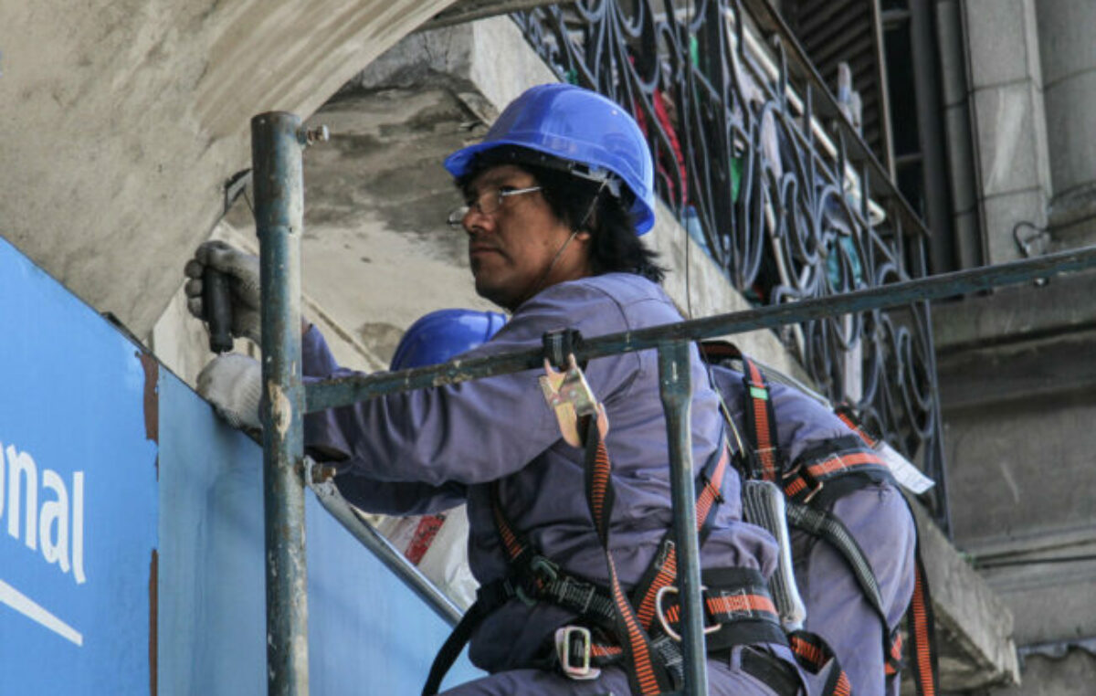 El 44 por ciento de los trabajadores se desempeña en puestos informales o precarios